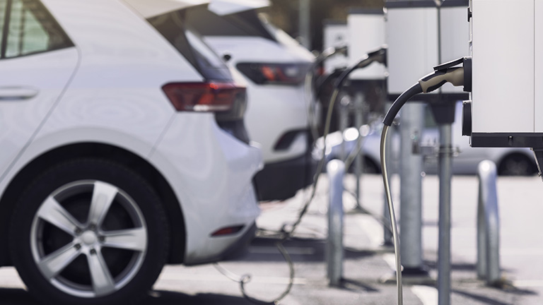 Nos engagements RSE : Diminuer l'empreinte carbone de nos déplacements professionnels et pendulaires - rse-vehicule-electrique-istock-1393199281 - Sixense